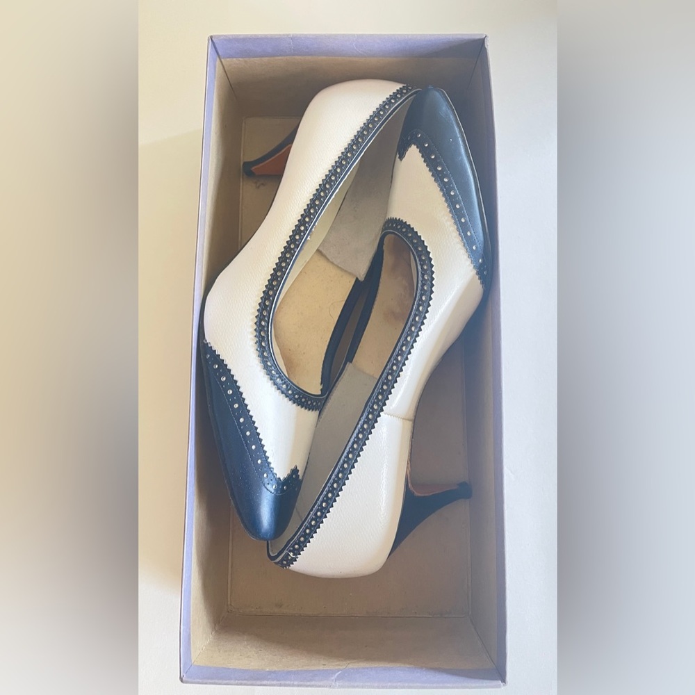 Vintage 60s Town and Country Navy and White Spectator Pump